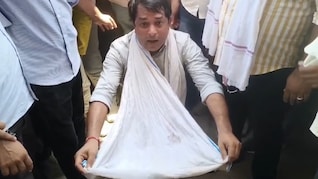 पहले दंडवत प्रणाम, फिर झोली फैलाकर बैठे नरेश मीणा, प्रशासन से मांगी 'भीख'