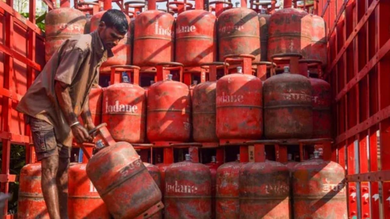 1 जुलाई से बदल जाएंगे LPG से जुड़े ये नियम, घर में सिलेंडर है, तो जान लें अपने काम की बात
