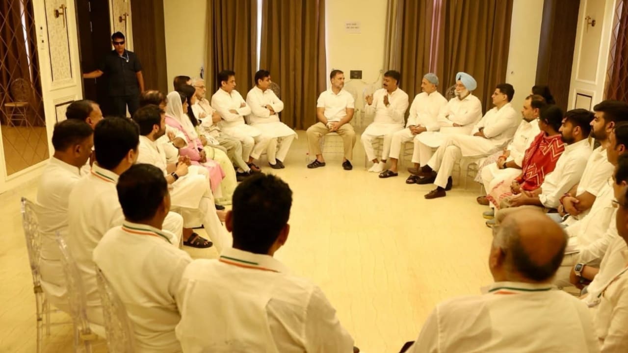 राहुल गांधी ने कांग्रेस के नेताओं से सुझाव लिए. 