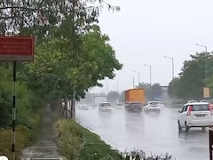 दिल्ली में IGI समेत कई इलाकों में हो रही झमाझम बारिश, नोएडा में चल रही तेज आंधी
