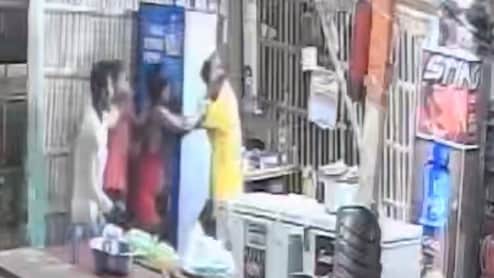 बेगूसराय: 10 रू के लिए होटल में घुसे 25 गुंडे, मालिक को लाठी-डंडों से पीटा, CCTV में कैद वारदात