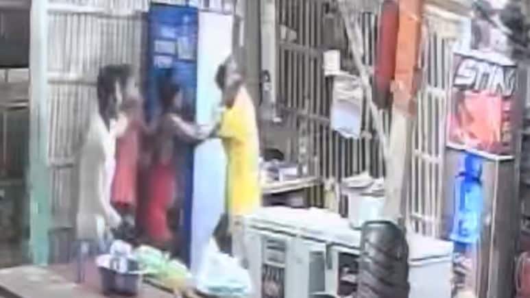 बेगूसराय: 10 रू के लिए होटल में घुसे 25 गुंडे, मालिक को लाठी-डंडों से पीटा, CCTV में कैद वारदात
