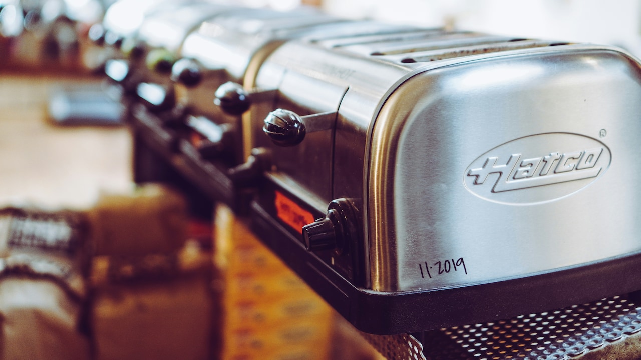 Why Stainless Steel Toasters Stay Cleaner Longer Than Matte Plastic Models