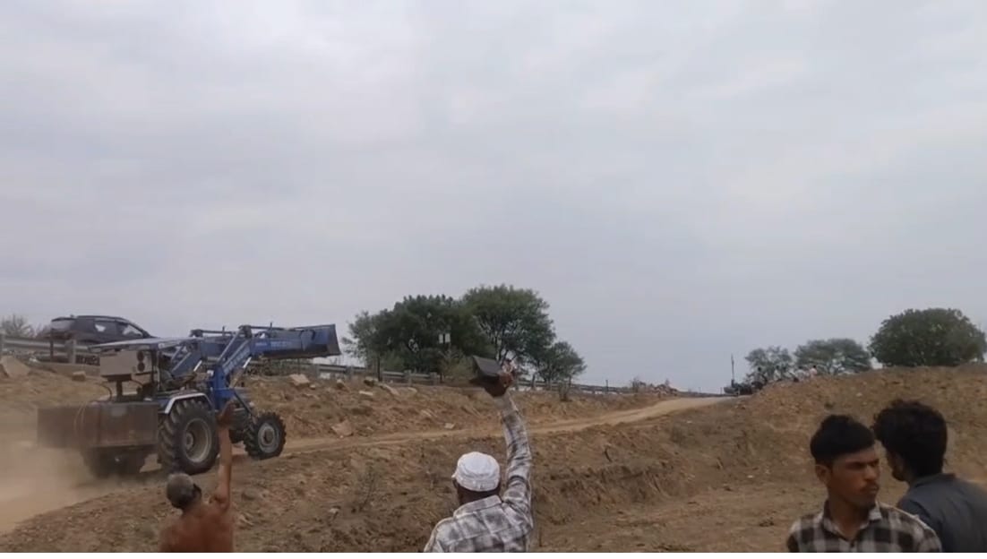 Illegal Mining: मौके से वाहन को भगाते हुए खनन माफिया