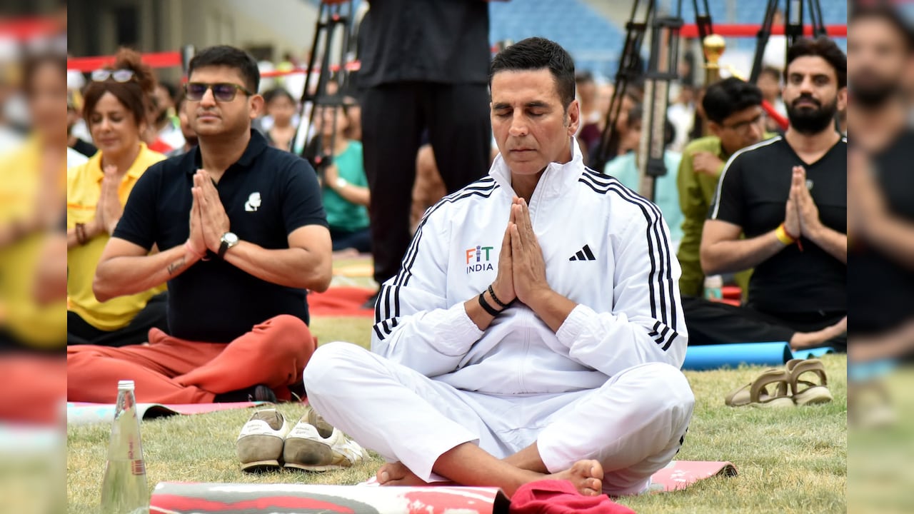 योग दिवस पर अक्षय कुमार ने केंद्रीय खेल मंत्री मनसुख मांडविया के साथ किया योग, 58 की उम्र में खिलाड़ी कुमार दिखे बेहद फिट