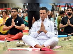 योग दिवस पर अक्षय कुमार ने केंद्रीय खेल मंत्री मनसुख मांडविया के साथ किया योग, 58 की उम्र में खिलाड़ी कुमार दिखे बेहद फिट