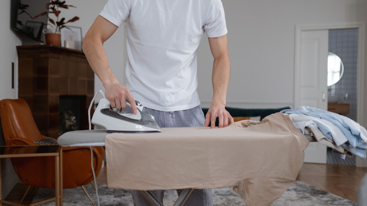 Garment Steamer Vs Iron: Which One Fixes Wrinkles Without Damaging Fabric? Garment Steamer Vs Iron: Which One Fixes Wrinkles Without Damaging Fabric?