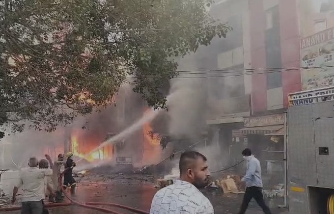 हरियाणा के रोहतक में आग का तांडव ,डी पार्क मार्किट में कई दु