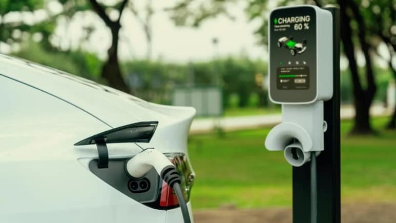 लग्जरी EV खरीदने पर 5 लाख की सब्सिडी क्यों? दिल्ली की नई EV पॉलिसी पर एक्सपर्ट क्या बोल रहे जानिए