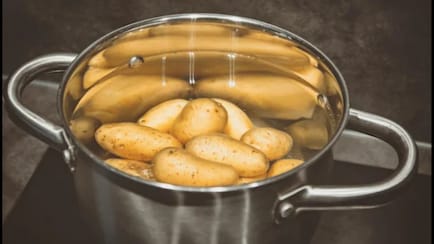 Chef Pankaj Bhadouria ने बताया आलू उबालने का सही तरीका, अब नहीं फटेंगे आलू