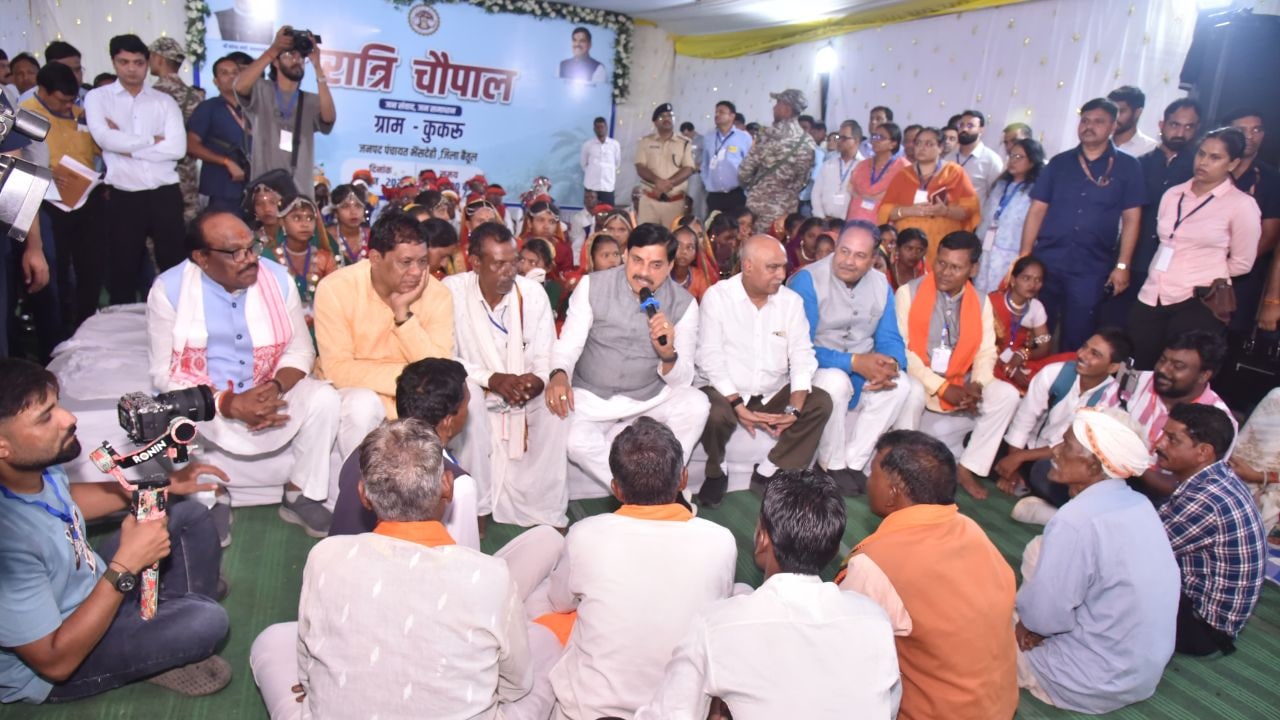 CM मोहन ने कुकरू में लगाई रात्रि चौपाल, सुनीं ग्रामीणों की समस्याएं, अधिकारियों को दिए निर्देश