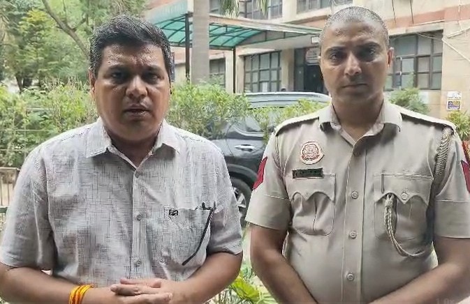 दिल्ली अग्निकांड में 5 लोगों की जान बचाने वाले हेड कांस्टेबल दिनेश यादव ने रेस्क्यू की कहानी बताई है.
