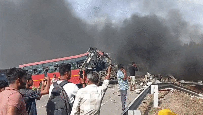 सूरत में भिड़ीं दो बसें, एक के परखच्चे उड़े, दूसरे में लगी आग; 5 की मौत