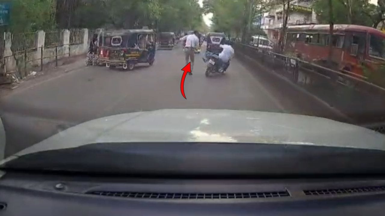 दौड़ती बाइक के सामने आना पड़ा भारी, SP ने लातूर ट्रैफिक कांस