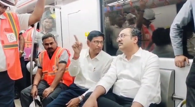 CMRS सेनगुप्ता ने टीम और मेट्रो अधिकारियों के साथ नवीन मार्केट से कानपुर सेंट्रल तक मेट्रो में किया सफर.