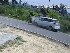 VIDEO: कुशीनगर में तेज रफ्तार कार ने बाइक में मारी टक्‍कर, एक ही पर‍िवार के तीन सदस्‍यों की दर्दनाक मौत