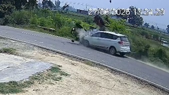 कुशीनगर में तेज रफ्तार कार ने बाइक में मारी टक्‍कर, एक ही पर‍िवार के तीन सदस्‍यों की दर्दनाक मौत