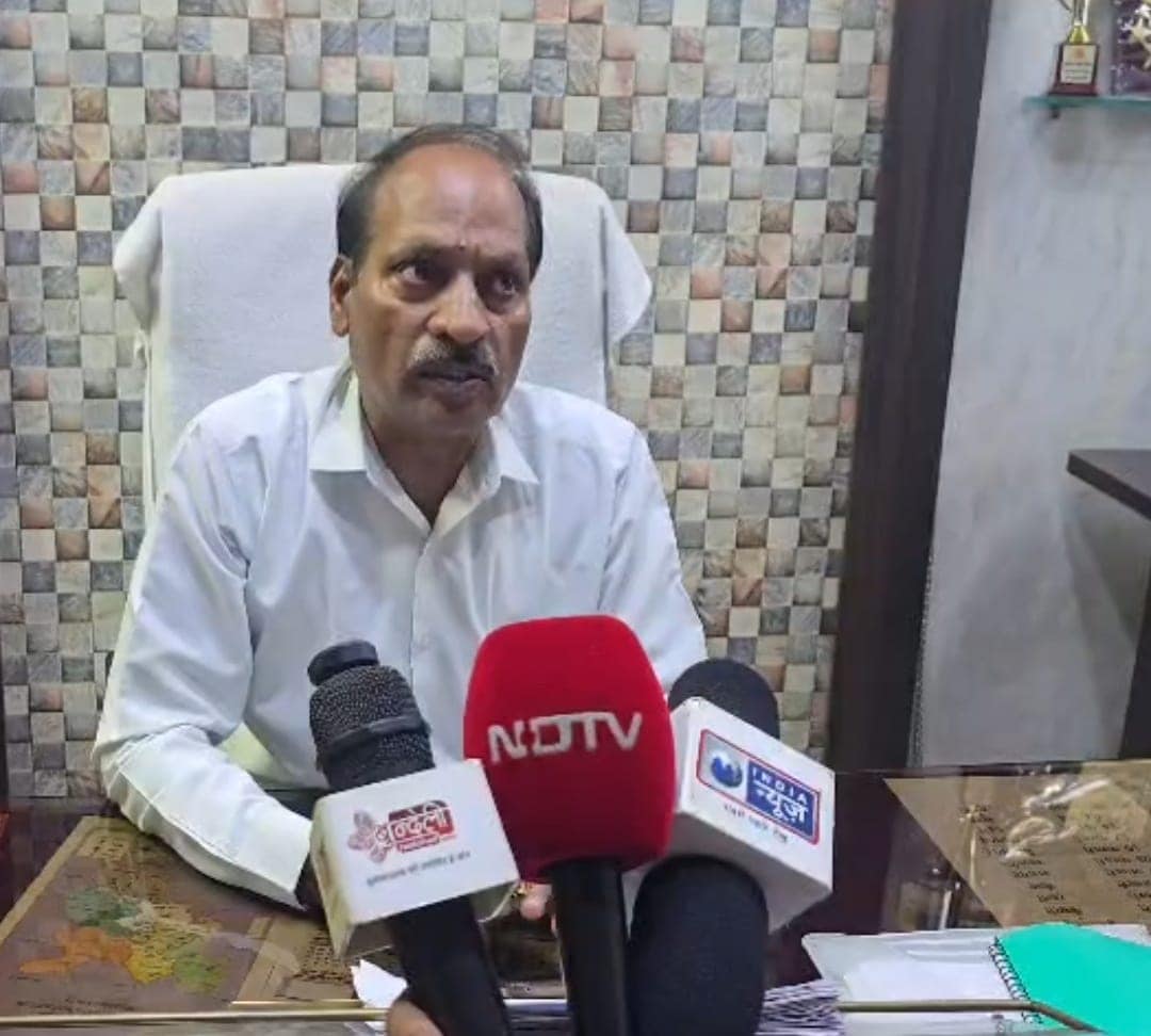 सीएमएचओ डॉ. गंगा प्रसाद आर्य ने भी कहा, बच्चे का इलाज कराएंगे.