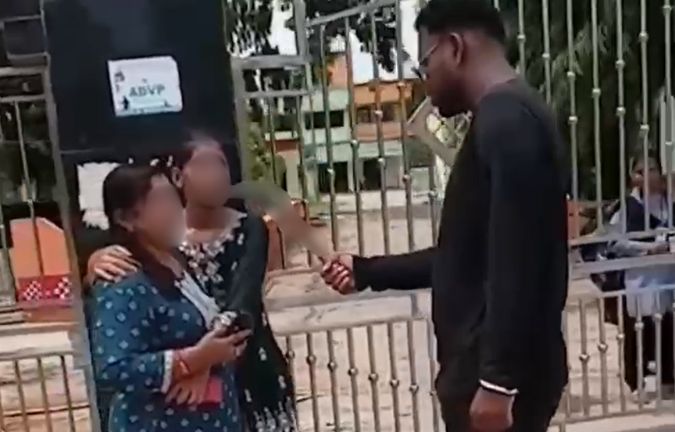 VIDEO: कॉलेज के सामने छात्रा की गर्दन पर रखा धारदार हथियार, लोगों के सामने दी धमकी
