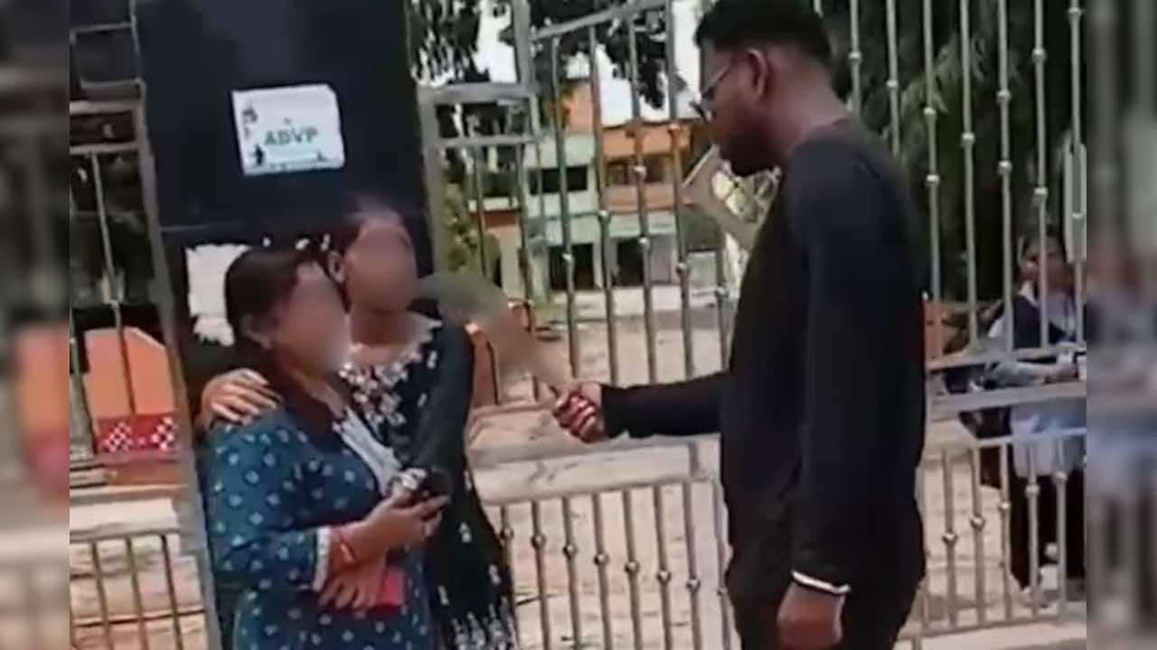 VIDEO: कॉलेज के सामने छात्रा की गर्दन पर रखा धारदार हथियार, लोगों के सामने दी धमकी