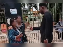 VIDEO: कॉलेज के सामने छात्रा की गर्दन पर रखा धारदार हथियार, लोगों के सामने दी धमकी