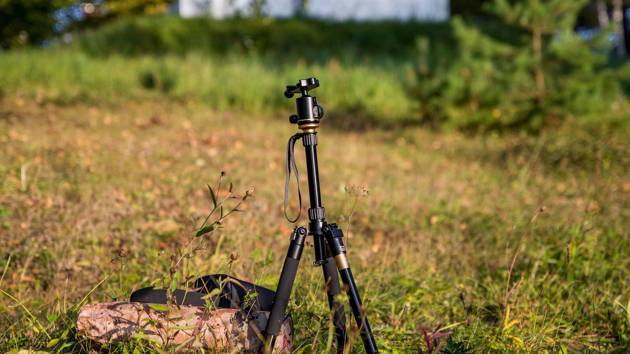 Safety features to consider in a tripod before buying one Safety features to consider in a tripod before buying one