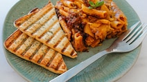 Pasta With Bread: पास्ता के साथ ब्रेड क्यों सर्व करते हैं रेस्टोरेंट? इसके पीछे छिपी है दिलचस्प वजह