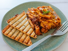 Pasta With Bread: पास्ता के साथ ब्रेड क्यों सर्व करते हैं रेस्टोरेंट? इसके पीछे छिपी है दिलचस्प वजह