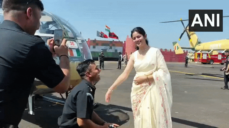 घुटने पर बैठा, अंगूठी निकाली.. पायलट की ट्रेनिंग पूरी होते ही जवान ने प्रेमिका को किया प्रपोज- Video