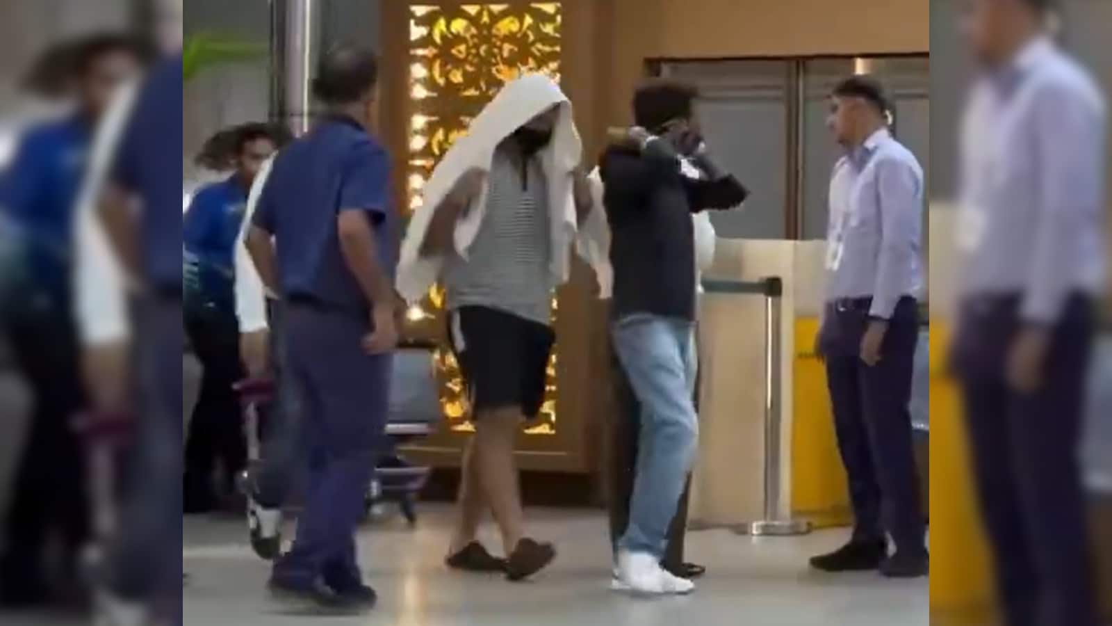 VIDEO: मुंह पर काला मास्क, टॉवल से खुद को बचाते एयरपोर्ट से निकले बिहारी बाबू, सोशल मीडिया पर छा गए