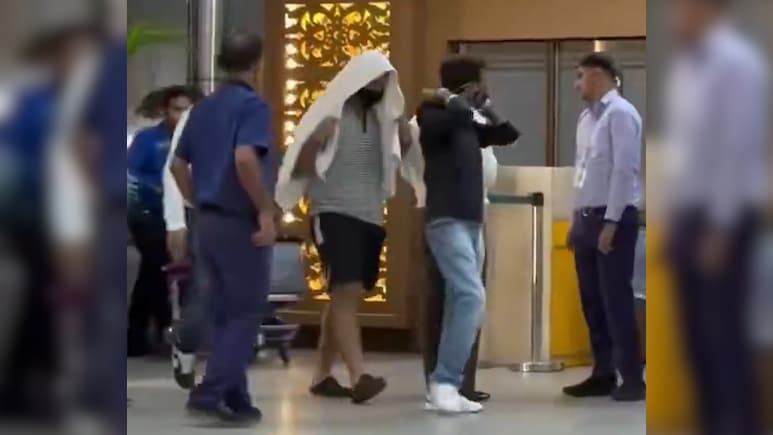 VIDEO: मुंह पर काला मास्क, टॉवल से खुद को बचाते एयरपोर्ट से निकले 'बिहारी बाबू', सोशल मीडिया पर छा गए