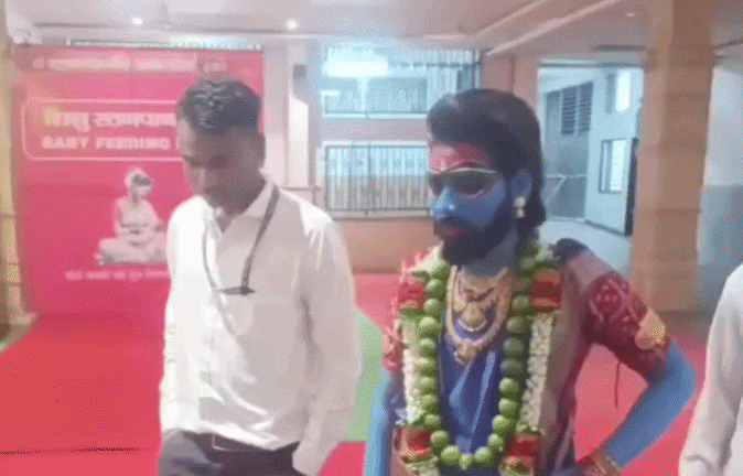 महाकाल के दरबार में ‘पुष्पा राज’! साड़ी, नथनी और नींबू माला प