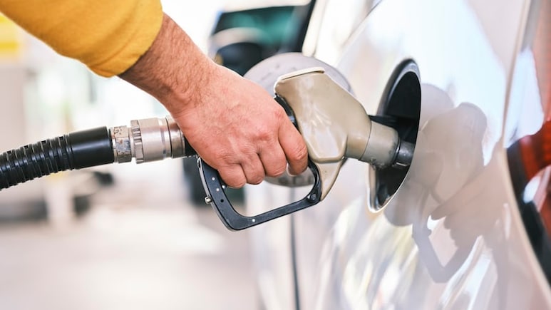 '45-Litre Tank, 52 Litres Filled': Kanpur Petrol Pump Under Scanner After Vehicle Owner's Claim