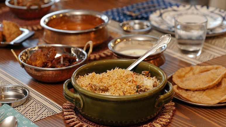 Late Night Eating : रात्री 9 नंतर जेवणाची सवय आहे? दुष्परिणामांची यादी पाहून धक्काच बसेल!
