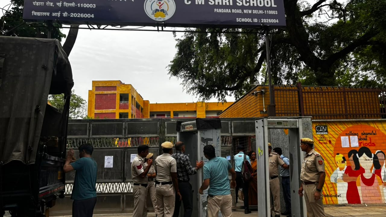 NEET केंद्र के बाहर खड़े पिता का दर्द, कहा - ‘ बेटी का पहला पेपर अच्छा गया था,  इस बार तनाव में है'