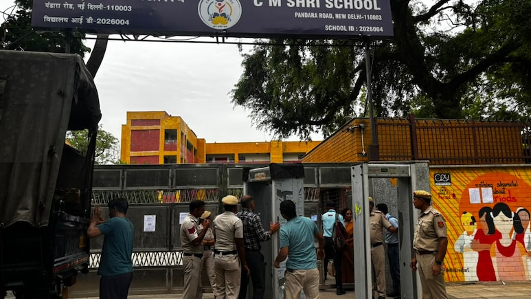 NEET केंद्र के बाहर खड़े पिता का दर्द, कहा - &lsquo; बेटी का पहला पेपर अच्छा गया था,  इस बार तनाव में है'