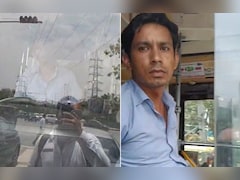 गुरुग्राम: बीच रोड पर बस के सामने खड़ा हुआ शख्स, कहा- गेट नहीं खोल रहा कंडक्टर, वीडियो वायरल