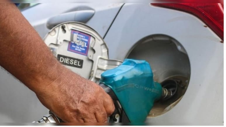 Petrol-Diesel Price Today: कच्चे तेल की कीमतें धड़ाम, देश में क्या चल रहीं पेट्रोल-डीजल की कीमतें? चेक करें अपने शहर के रेट