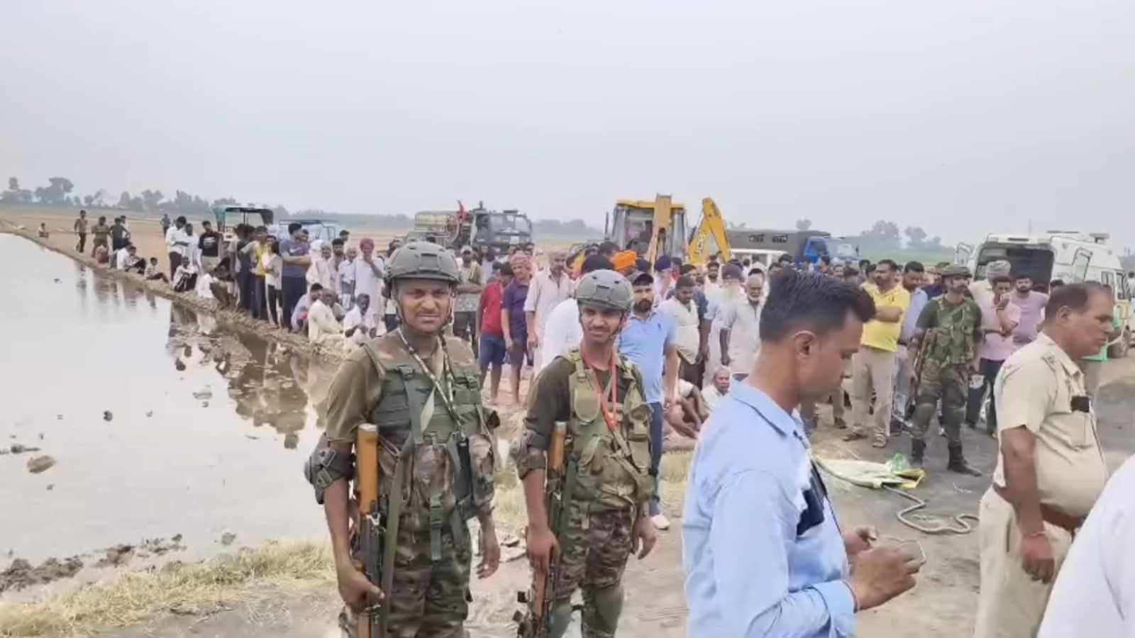 बोरवेल के पास बचावकर्मियों के साथ बड़ी संख्या में ग्रामीण जुटे हुए हैं