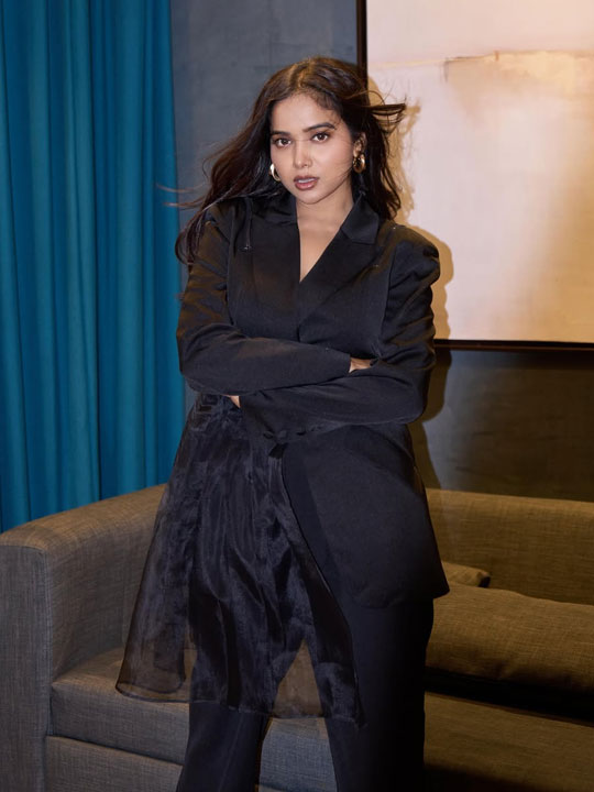 Manisha Rani Slays in Stunning Black Outfit