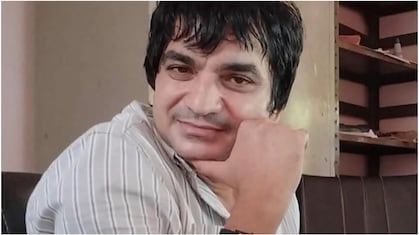 जूनियर अकाउंटेंट की मौत के बाद फंदे पर झूला अफसर, शादी के कार्ड पर लिखा सुसाइड नोट