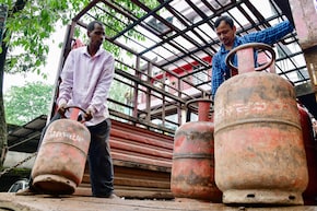 घरेलू एलपीजी सिलेंडर पर अब भी ₹700 की अंडर-रिकवरी, पेट्रोलियम मंत्रालय का खुलासा