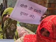 'योगी जी हमारी सुरक्षा करो' पोस्टर के साथ महिलाएं, बागपात में मस्जिद के बाहर धरने पर बैठीं