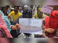 'योगी जी हमारी सुरक्षा करो' पोस्टर के साथ महिलाएं, बागपत में मस्जिद के बाहर धरने पर बैठीं