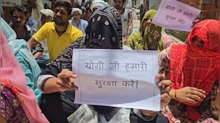 'योगी जी हमारी सुरक्षा करो' पोस्टर के साथ महिलाएं, बागपत में मस्जिद के बाहर धरने पर बैठीं