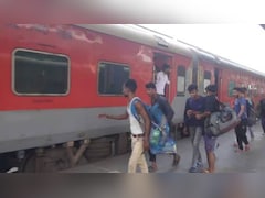 Indian Railways Rules: भारतीय रेलवे के नए नियम, ट्रेनों में इस तरह का सामान ले जाने पर 10,000 रुपये का लगेगा जुर्माना