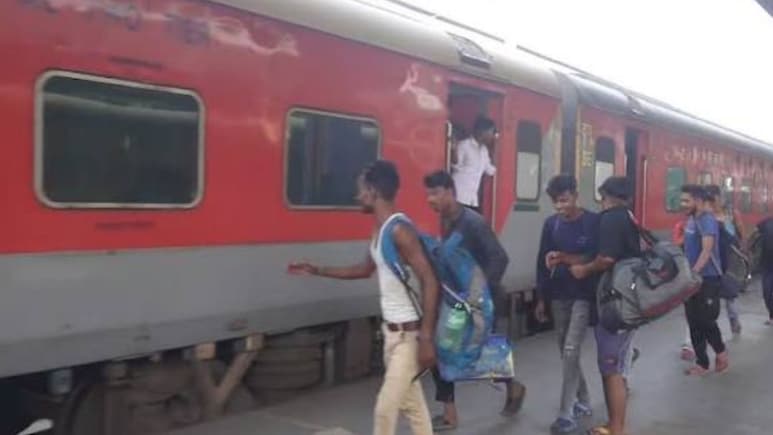 Indian Railways Rules: भारतीय रेलवे के नए नियम, ट्रेनों में इस तरह का सामान ले जाने पर 10,000 रुपये का लगेगा जुर्माना