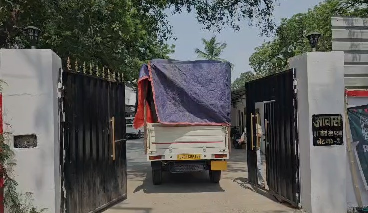 राबड़ी देवी पटना में खाली कर रही हैं अपना 10 नंबर बंगला, तेजस्वी यादव के घर पर शिफ्ट किया जा रहा है सामान