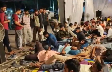 UP पुलिस भर्ती परीक्षा: हमीरपुर में फुटपाथ पर छात्रों ने गुजारी रात, लखनऊ के रेलवे स्टेशन में जुटे अभ्यर्थी