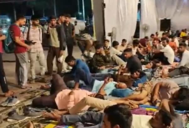 UP पुलिस भर्ती परीक्षा: हमीरपुर में फुटपाथ पर छात्रों ने गुजारी रात, लखनऊ के रेलवे स्टेशन में जुटे अभ्यर्थी